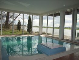 Binnenzwembad met uitzicht