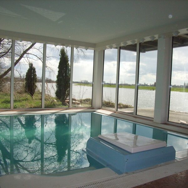 Binnenzwembad met uitzicht