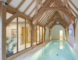 Een-lang-binnenzwembad